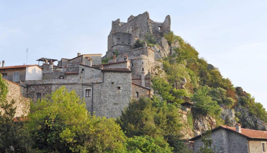 Castelvecchio di Rocca Barbena: Tra verdi rampicanti e profumati piatti