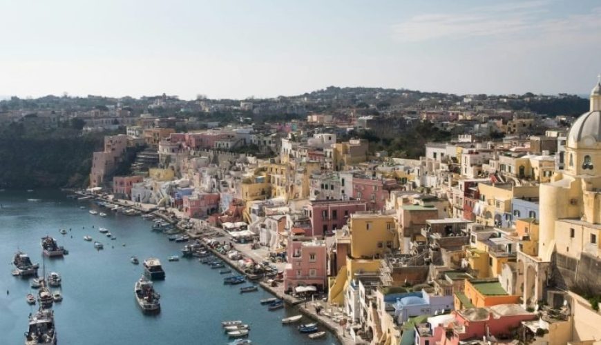 Giro in barca a Procida: spiagge e borghi da ammirare nell’isola da Oscar