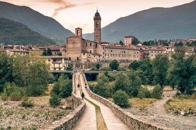 Attraversando-il-ponte-di-Bobbio