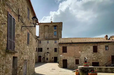 La-piazza-di-Radicofani