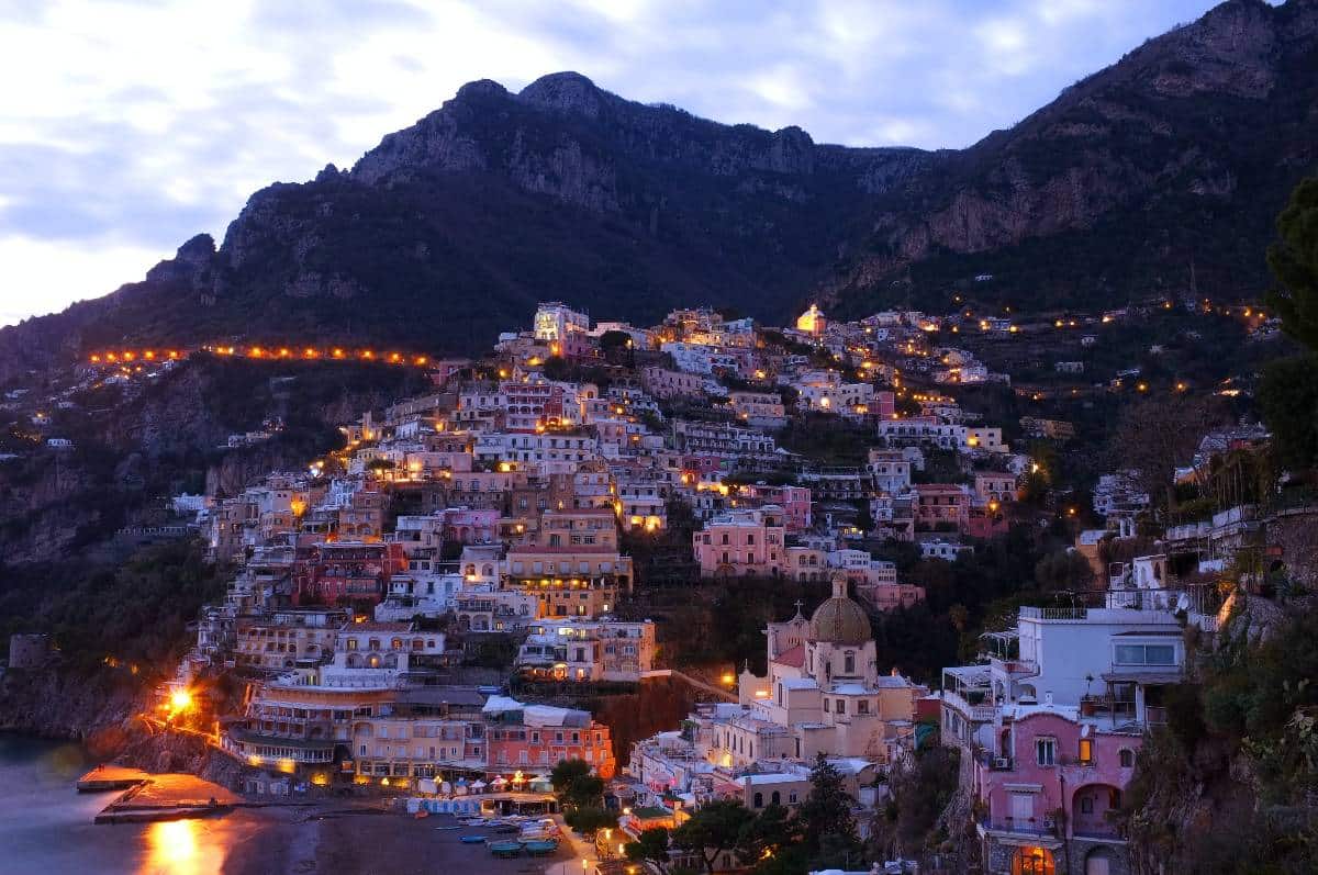 Positano tra leggende, spiaggette incantevoli e moda