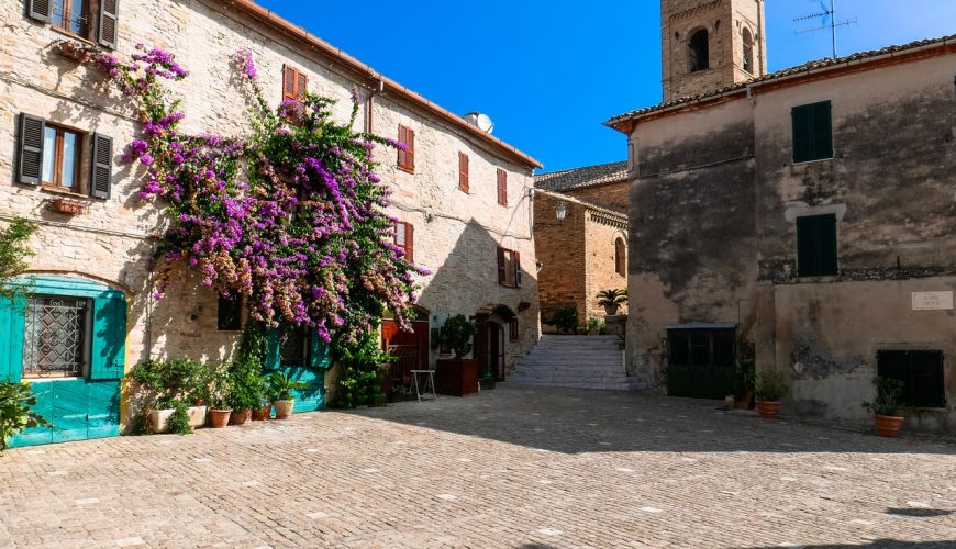 Torre di Palme, le sue case in pietra e i balconi fioriti
