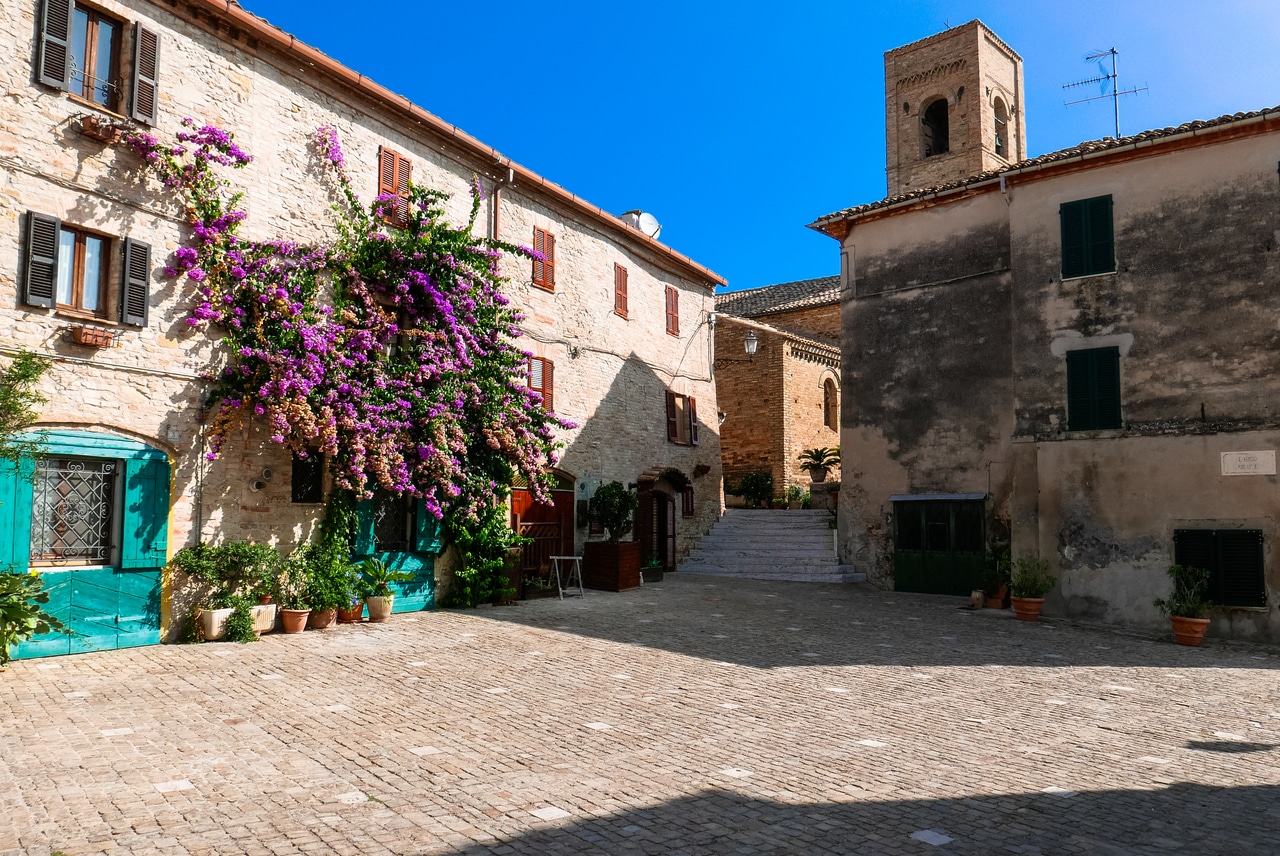 Torre di Palme, le sue case in pietra e i balconi fioriti