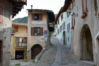 Via-A.Brusco-nel-centro-storico-di-Ala-Valerio_D_2_11zon