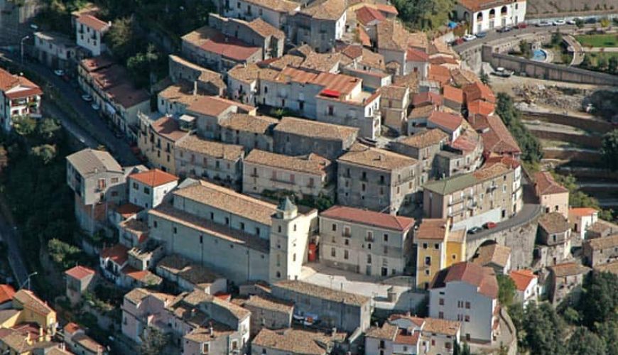 Basilicata: il borgo di Viggianello, terra di monti, ginestre ed il formaggio Paddaccio