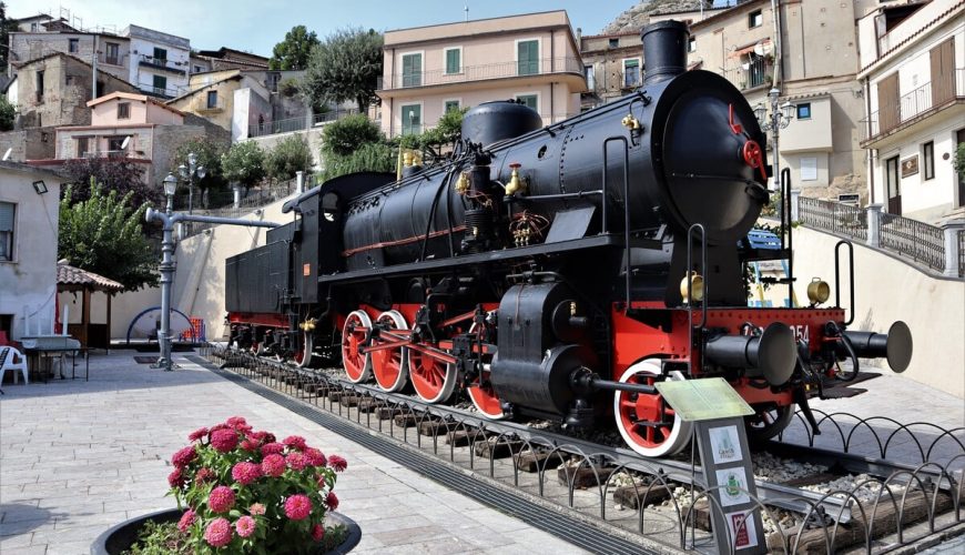 La storia di una locomotiva in un borgo senza stazione nè ferrovie