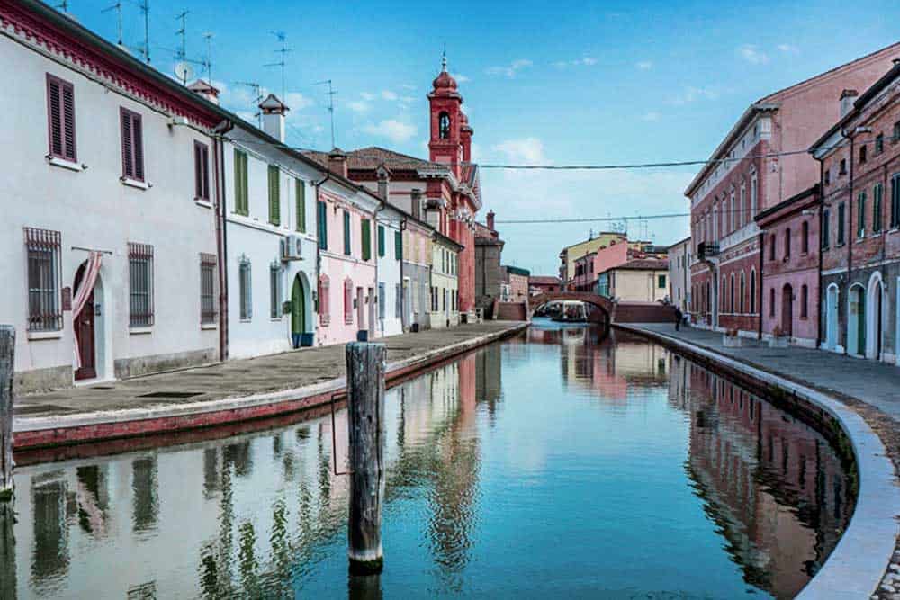 Comacchio: il borgo, le anguille e la laguna