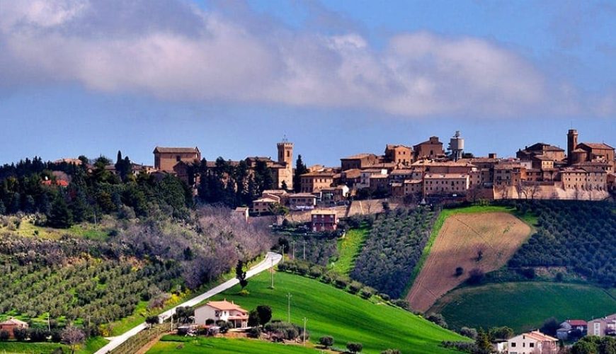 Montelupone, un borgo collinare medievale in una quinta storica edificata nel tempo e in più epoche.