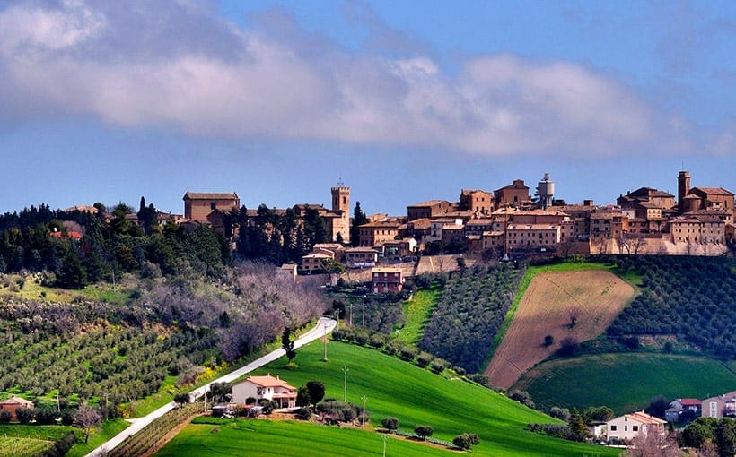 Montelupone, un borgo collinare medievale in una quinta storica edificata nel tempo e in più epoche.