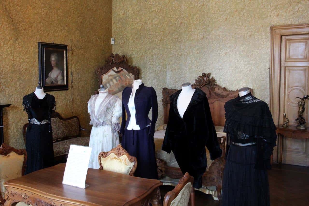 Antichi abiti esposti a Villa Monastero
