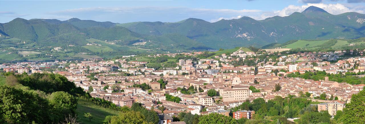 Foto panoramica della città scattata dal monte di Civita