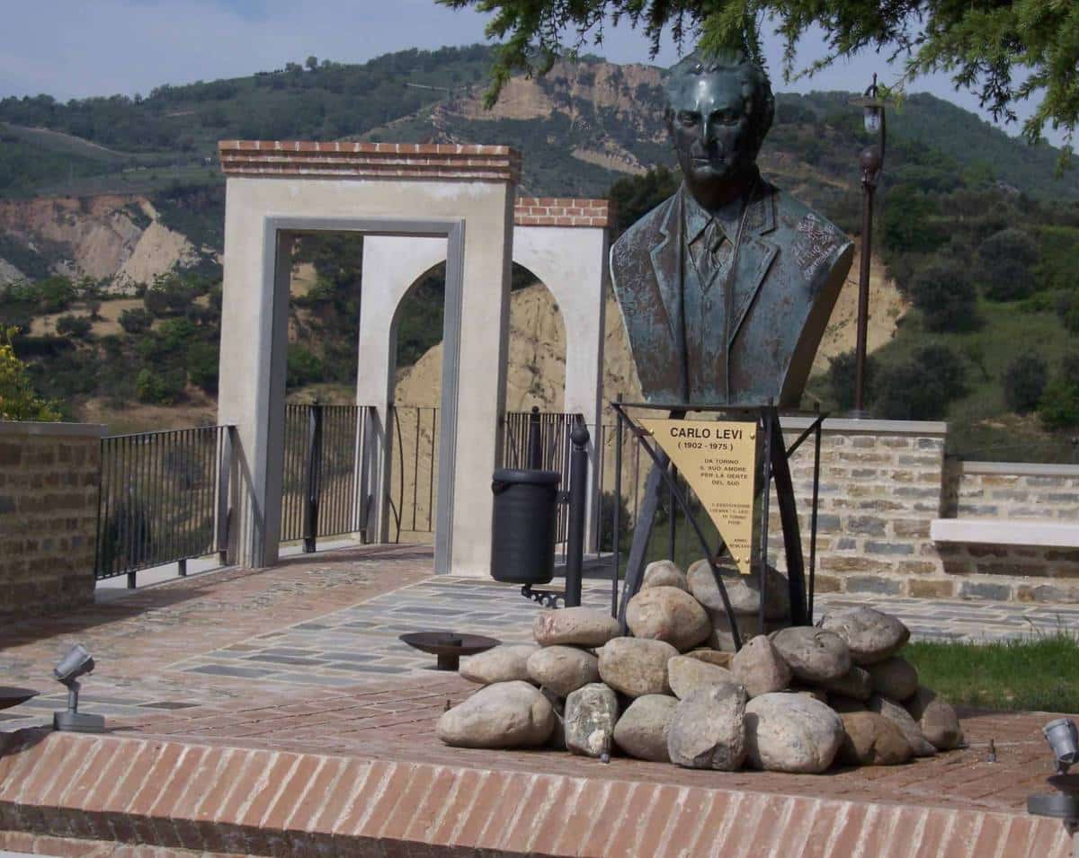 Carlo Levi Statua
