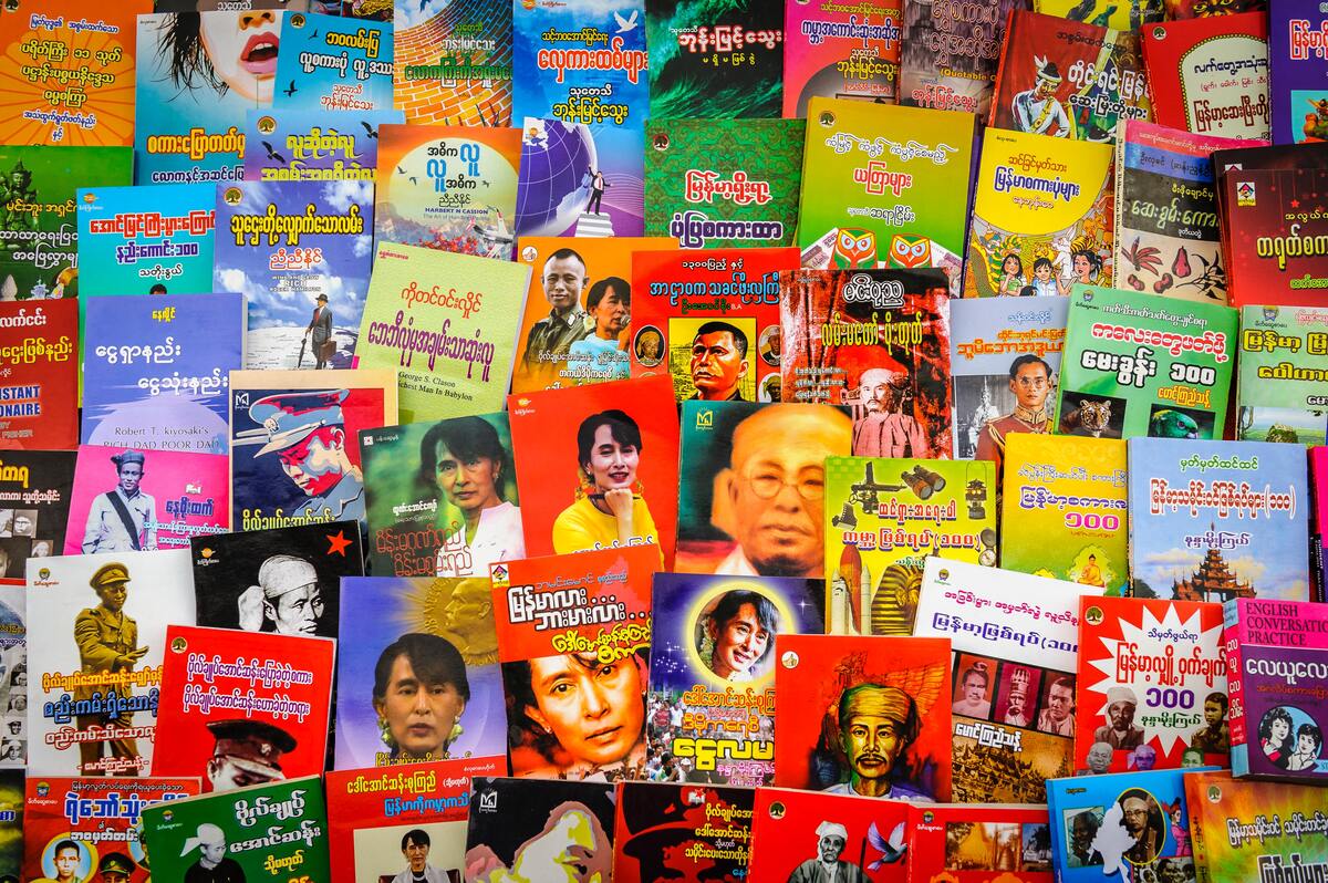 Libri al mercato di Yangon