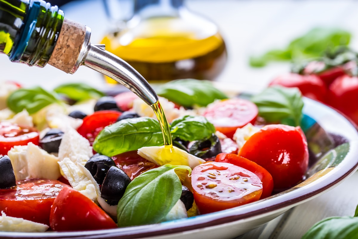 Olio su insalata caprese italiana