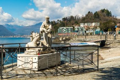 Statue-di-San-Francesco-con-Gesu-bambino-sul-Lago-Maggiore-Laveno