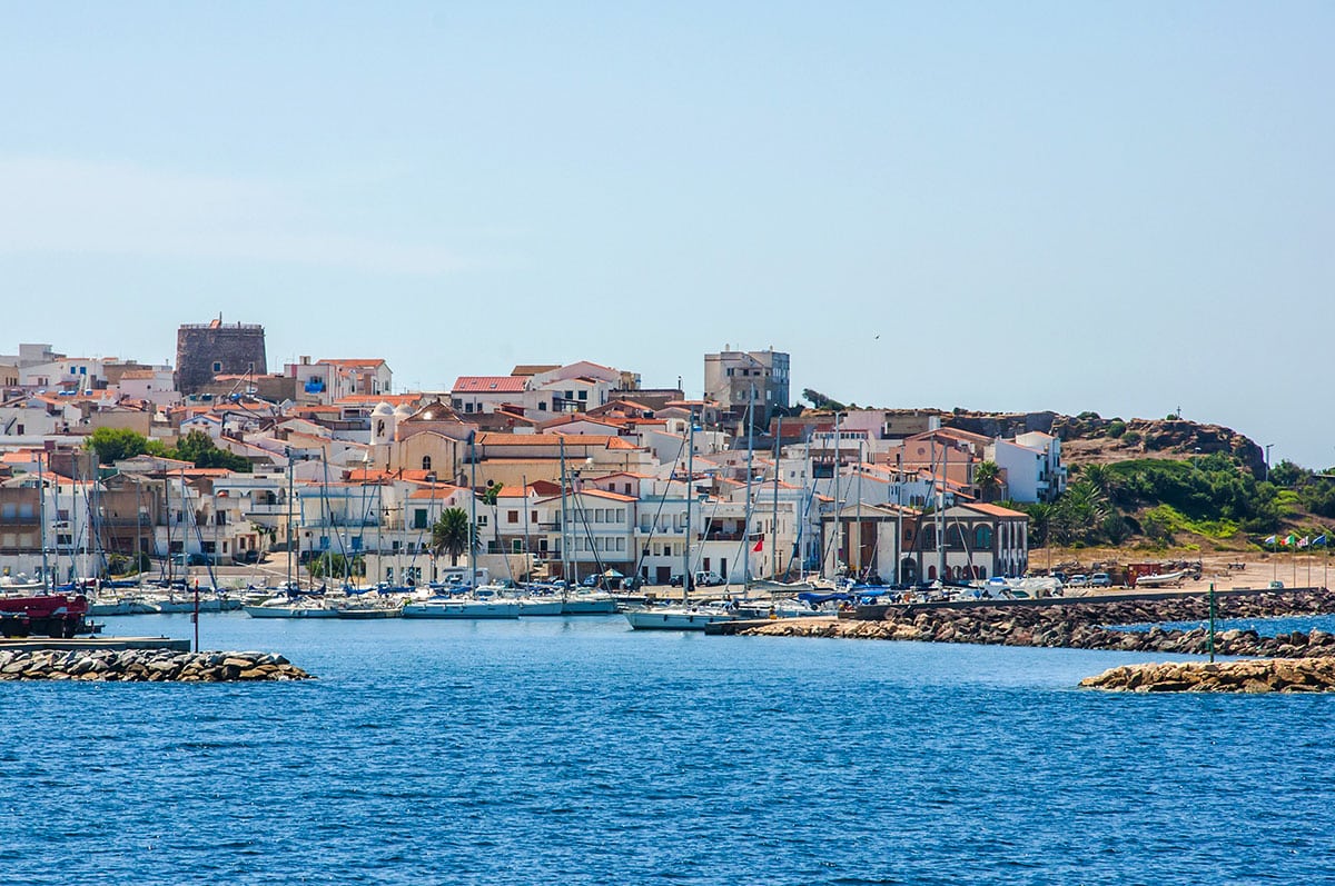 Traghetti Sardegna: come raggiungere i borghi più affascinanti dell’isola via mare