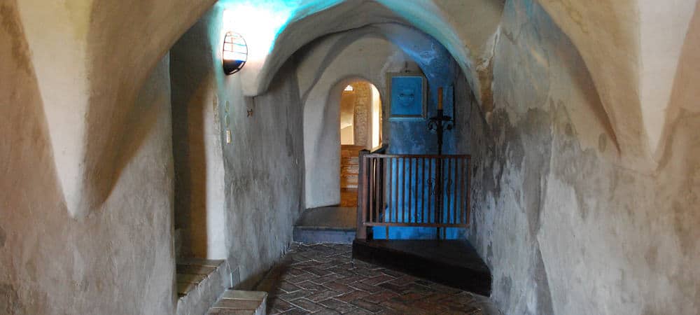 Un quadro raffigurante Azzurrina nel castello di Montebello