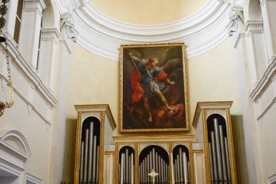Abside-della-Chiesa-di-San-Michele-Arcangelo-con-la-copia-dellopera-di-Guido-Reni