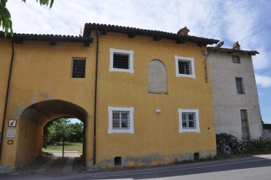 ingresso-cascina-Ellena-Le-Terre-dei-Savoia-flickr-1