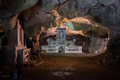 Grotta-di-San-Michele-Antonio-Caputo-flickr