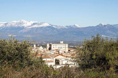 castello-ducale-Corigliano-e-sfondo-catena-montuosa-del-Pollino_3_11zon