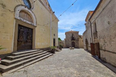 Facciata-della-Chiesa-Madre-dei-Santi-Pietro-e-Paolo-Agropoli-Depositphotos
