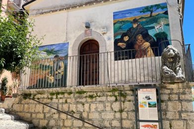 Scontrone-con-murales