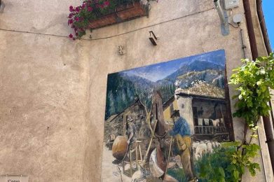 Scontrone-murales-con-edera