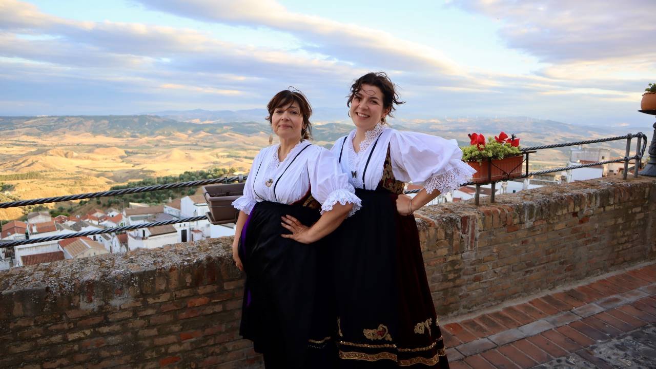 due donne in abiti tradizionali