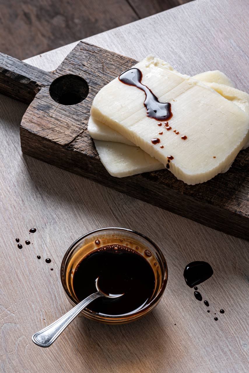 una tavola di legno con il cibo accanto a un cucchiaio