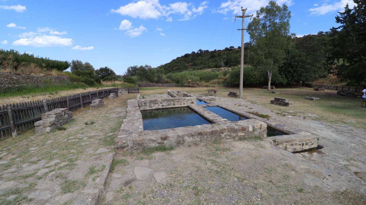 una vasca quadrata in pietra con acqua