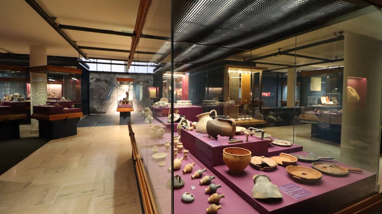 un'esposizione di antichi manufatti
