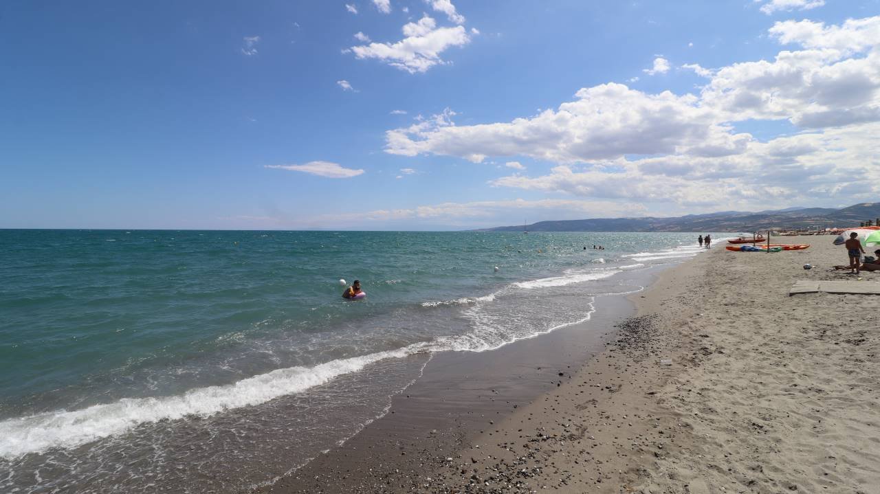 una persona in cerchio nell'acqua
