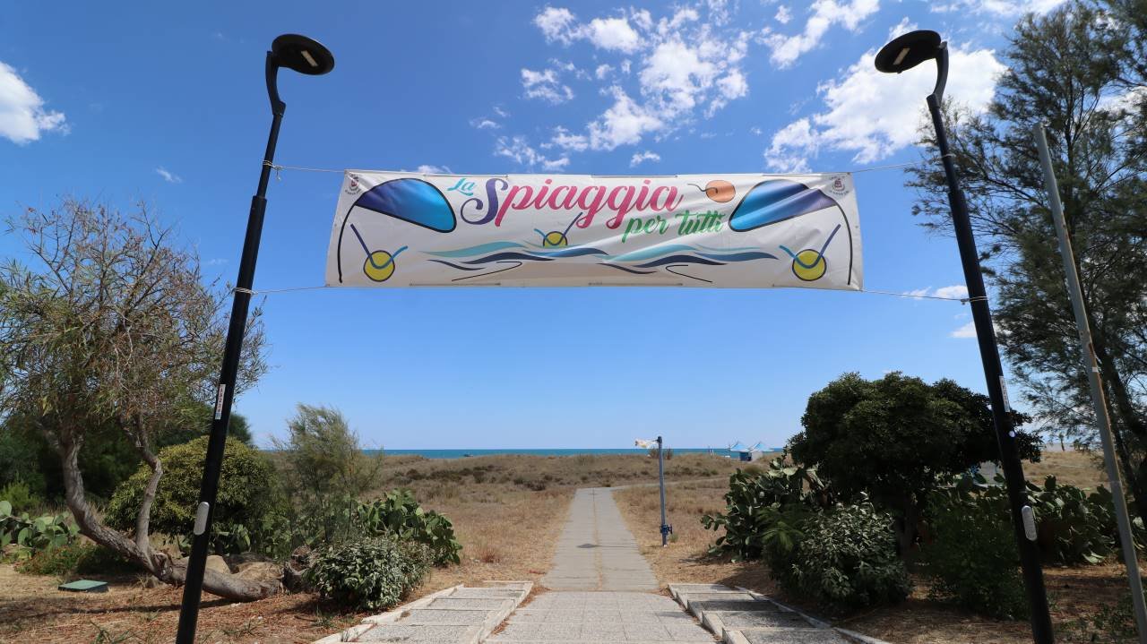 un cartello all'ingresso in spiaggia