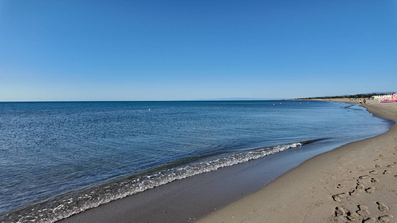 una spiaggia con sabbia e acqua