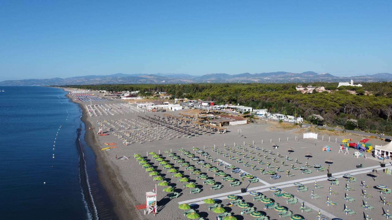 spiaggia con ombrelloni