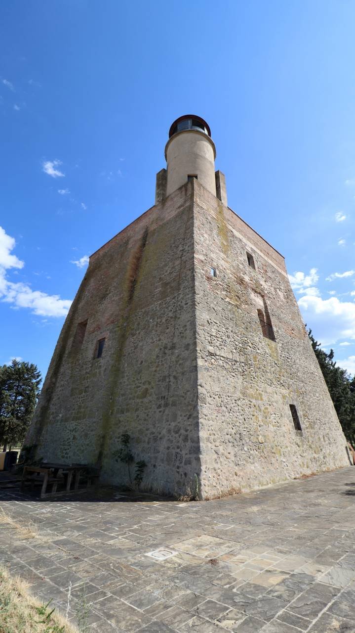 una torre di pietra con una torre in cima