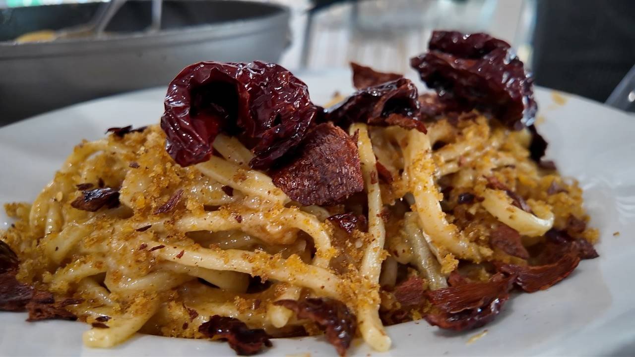 un piatto di cibo con peperoni secchi